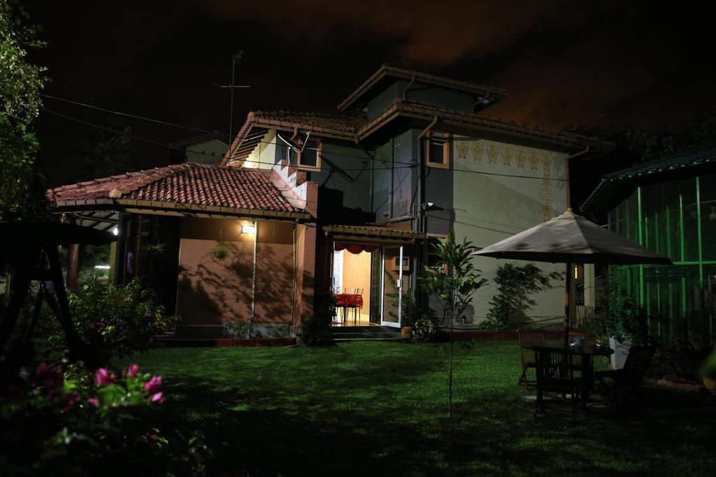 Ared Villa Katunayaka Extérieur photo